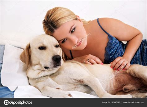 64,3% mature rousse chauffe une jeune bite. Femme avec son chien dans le lit à la maison, se détendre ...