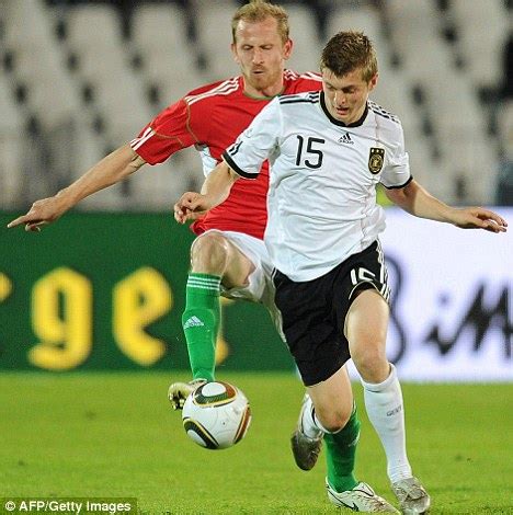 Auch wenn sie beide verletzt sind, haben thomas hitzlsperger (m.) und arne friedrich während der. West Ham sign Thomas Hitzlsperger from Lazio on three-year ...