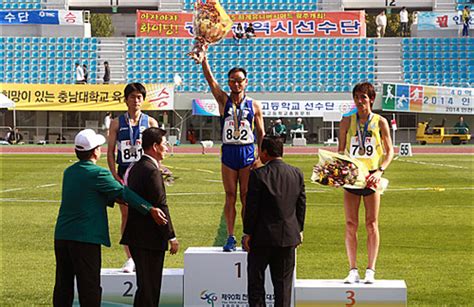 국민 마라토너 이봉주, 그의 마라톤 인생에는 늘 든든한 후원자 이신 어머니가 있었다. 이봉주 '41회' 완주, 마라톤계 "경이로운 기록" - 오마이스타