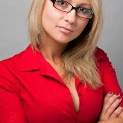 Il n'y a qu'à voir dans la rue le comportement des hommes lorsqu'ils croisent une femme; Licenciée parce qu'elle avait de trop gros seins - Jobat.be