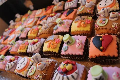 This is a great idea for an alice in wonderland themed birthday party or event! Alice in Wonderland cupcakes | Alice in wonderland ...