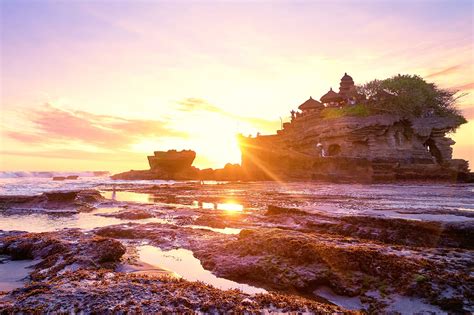 Berfoto di pantai Kuta Bali pada saat matahari terbenam